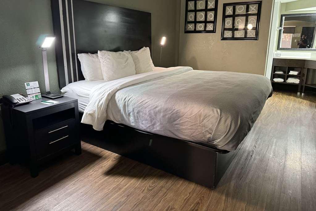 Quality Inn & Suites Near Panama City Beach Room photo