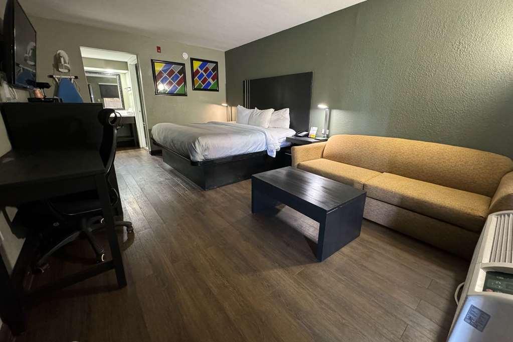 Quality Inn & Suites Near Panama City Beach Room photo