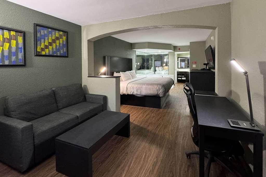 Quality Inn & Suites Near Panama City Beach Room photo