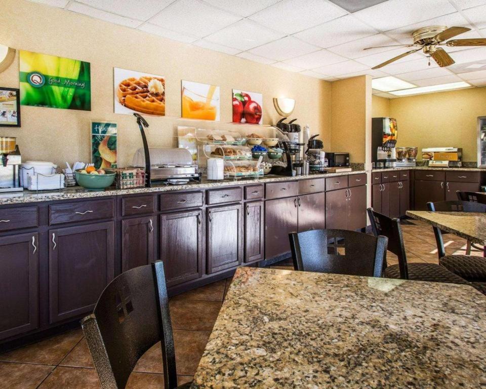Quality Inn & Suites Near Panama City Beach Exterior photo
