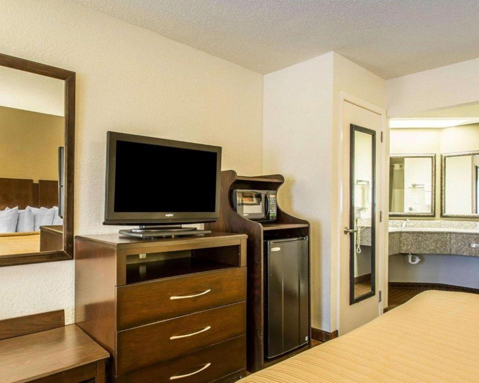 Quality Inn & Suites Near Panama City Beach Exterior photo