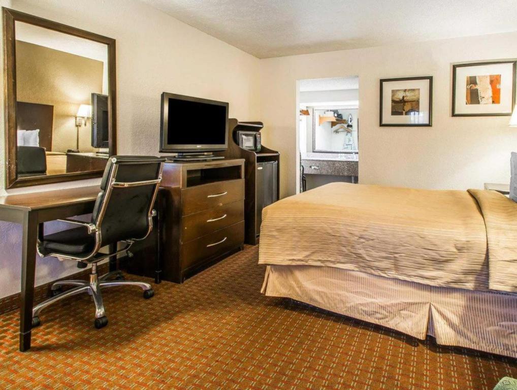 Quality Inn & Suites Near Panama City Beach Exterior photo