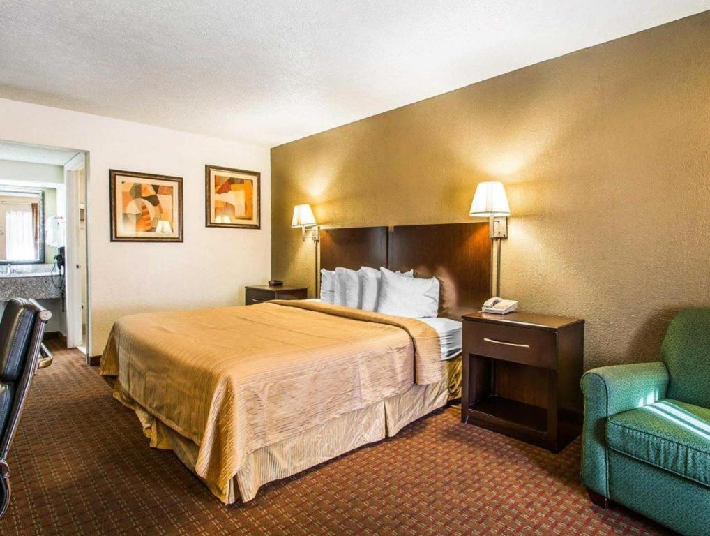 Quality Inn & Suites Near Panama City Beach Exterior photo