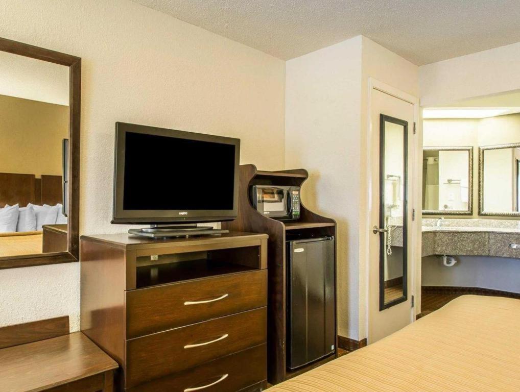 Quality Inn & Suites Near Panama City Beach Exterior photo