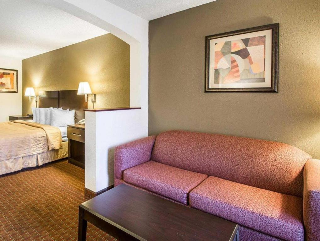 Quality Inn & Suites Near Panama City Beach Exterior photo